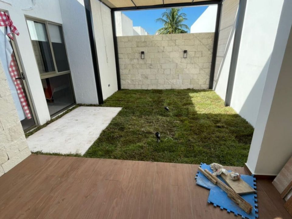 Patio interior con pasto natural