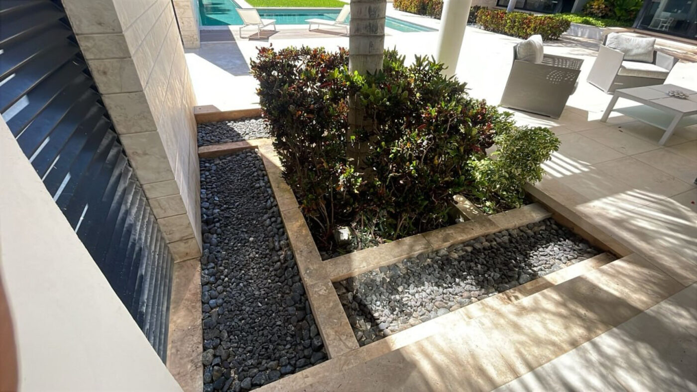 Equipo de ServiJardines instalando un jardín en Mérida